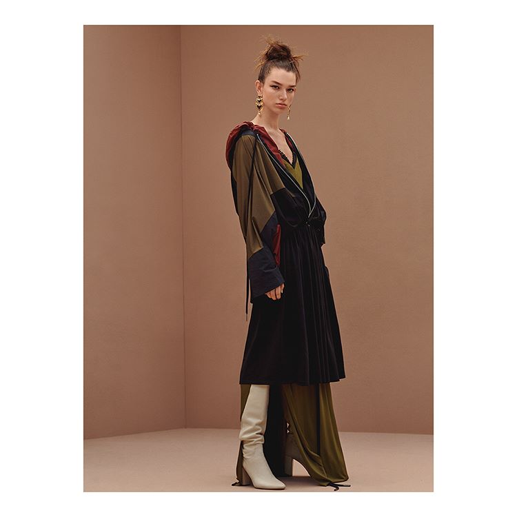 En Zara podemos ver una versión más invernal de la misma operación, con esa falda negra por encima de un chubasquero y otra falda o vestido.