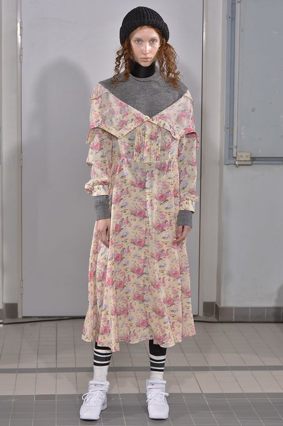 El diseñador japonés Junya Watanabe es uno de los maestros de la superposición: el juego entre la textura livianísima del vestido y el jersey de lana es inteligentísimo.