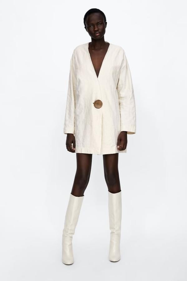 Blazer jacquard en color crudo con detalle de maxi botón, 25,95 euros.