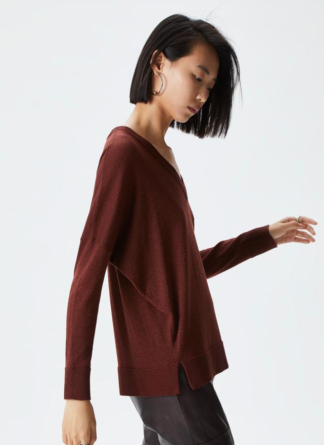 Este jersey de punto marrón chocolate es un básico atemporal que no debería faltar en ningún fondo de armario. Es de Adolfo Domínguez, y cuesta 89 euros.