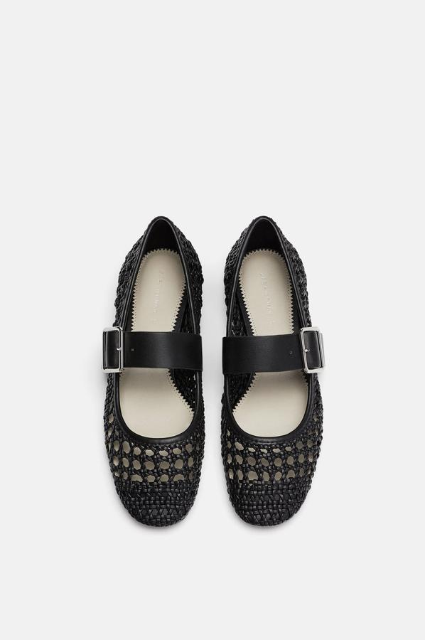 Lo clásico no tiene porque ser aburrido. Estas bailarinas trenzadas de Zara mantien el estilo clásico, pero con un vuelta de tuerca. Precio: 39,95 euros.