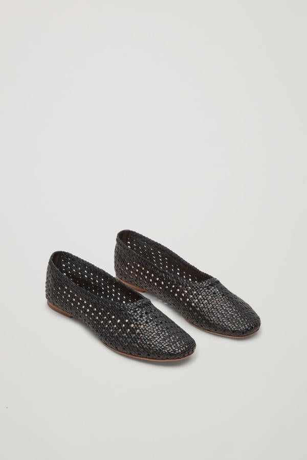 estos zapatos están hechos de cuero suave en una textura trenzada. Un estilo casual sin cordones, se completan con una suela plana de nubuck y un interior ligeramente acolchado.