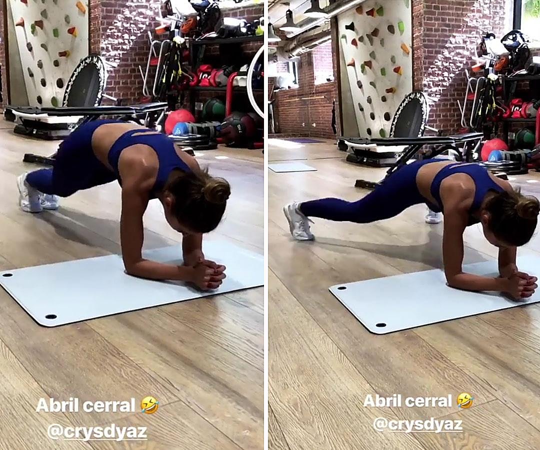 En este ejercicio intentaremos abrir y cerrar las piernas con pequeños saltos. Un ejercicio en el que además de equilibrio vas a necesitar hacer fuerza con tus abdominales para aguantar y que la postura se modifique lo menos posible. Trabajarás la zona abdominal y la lumbar.