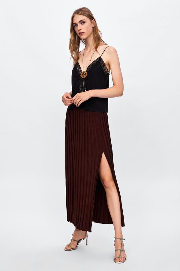 Esta falda midi plisada de Zara, en marrón chocolate y con abertura lateral, te salvará el look en tus próximos eventos de otoño. Cuesta 39.95 euros.