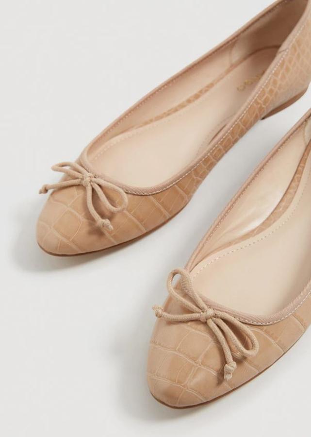 Bailarina con efecto piel de cocodrilo, ribete de grosgrain y lazo decorativo. Precio: 19,99 euros.