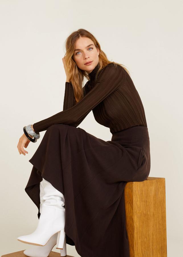 Estamos enamoradas de este 'total look' en marrón chocolate de Mango, con dos piezas que podrás reutilizar una y otra vez juntas, o por separado. El jersey de canalé cuesta 35.99 euros, y la falda midi, 39.99 euros.