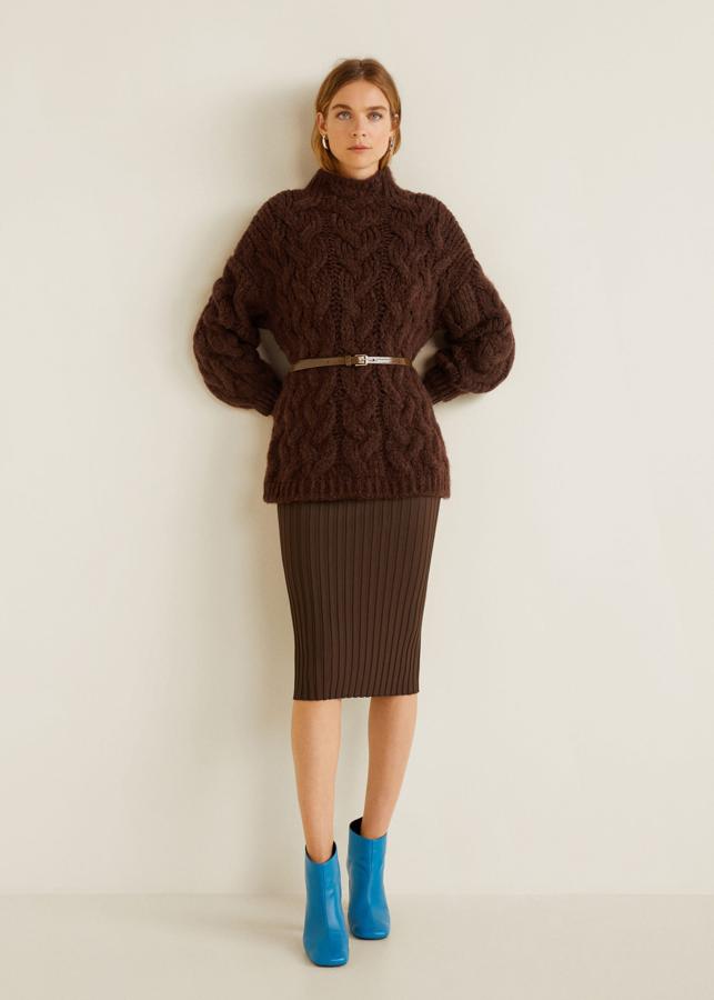 También nos encanta cómo combinan estas dos prendas de Mangoun jersey de punto grueso (39.99 euros) que se superpone a un vestido de canalé con silueta lápiz (59.99 euros) creando un favorecedor efecto falda.