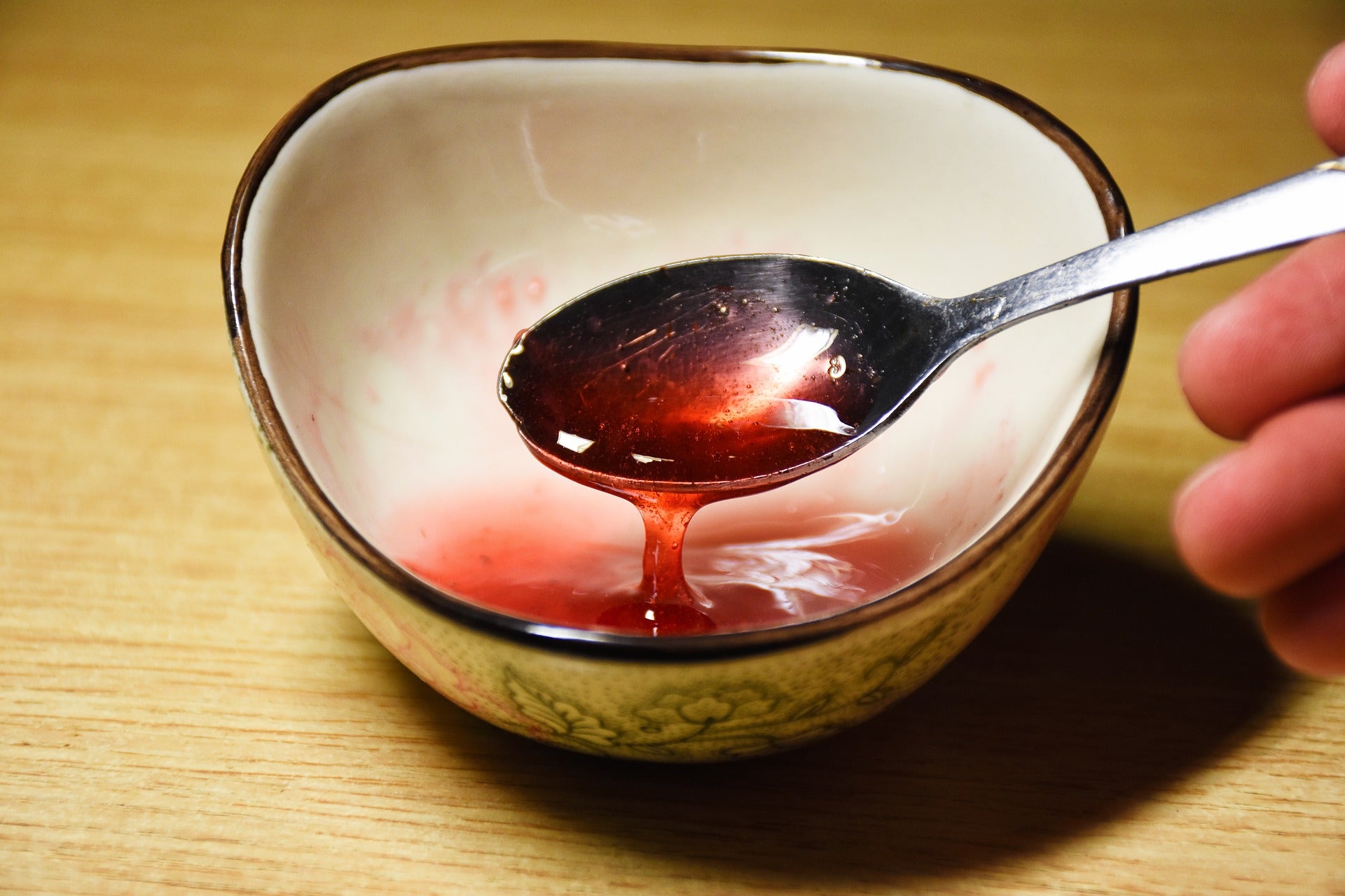 Al igual que sucede con las gominolas, en la elaboración de algunas mermeladas de color rojo se utiliza el E-120, que se consigue aplastando el insecto cochinilla. Es el que da ese color rojo o rosa vivo que vemos en algunas mermeladas.