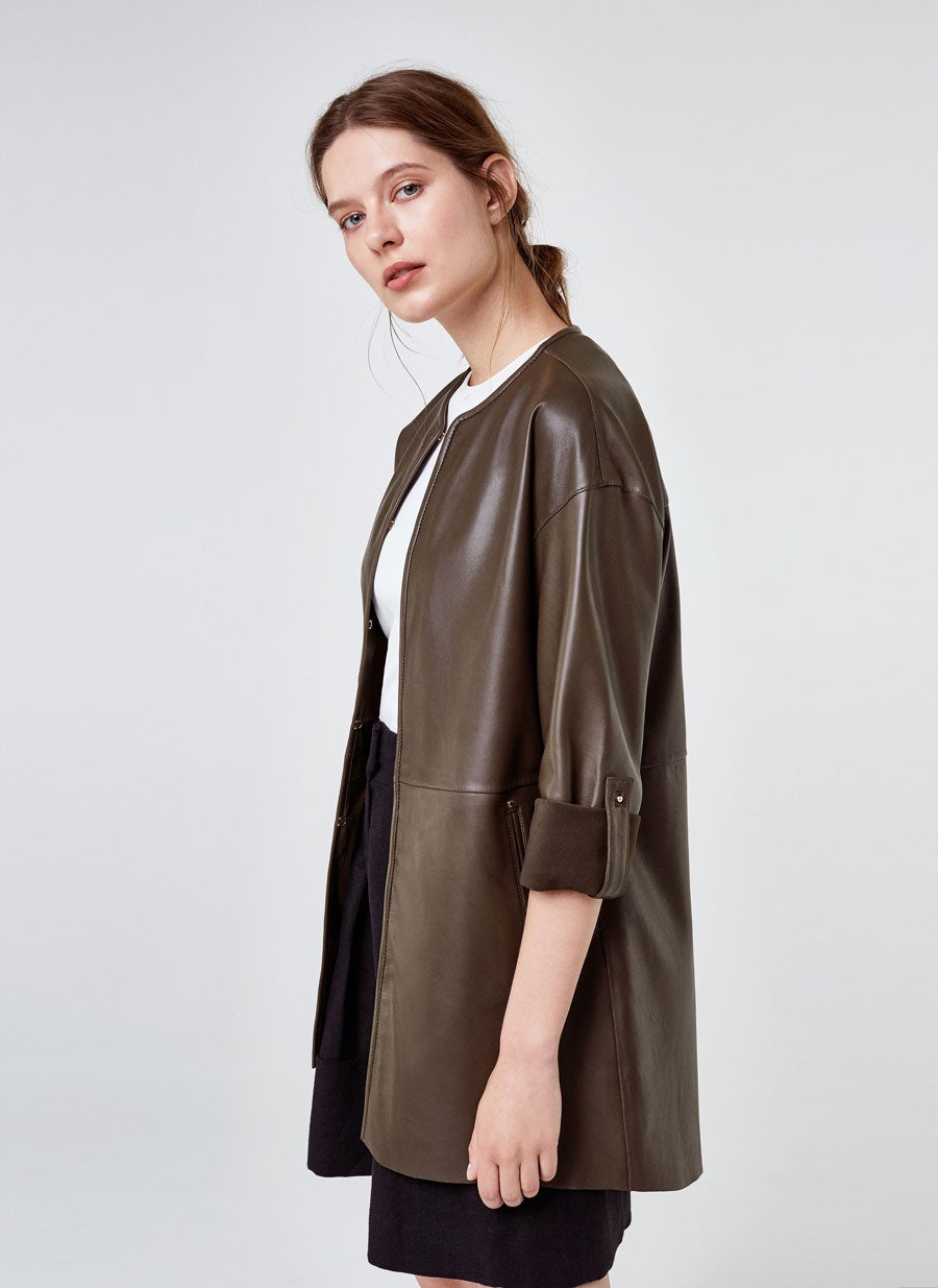 Uterqüe también firma este abrigo de cuero marrón chocolate (250 euros), perfecto para los primeros días de frío.