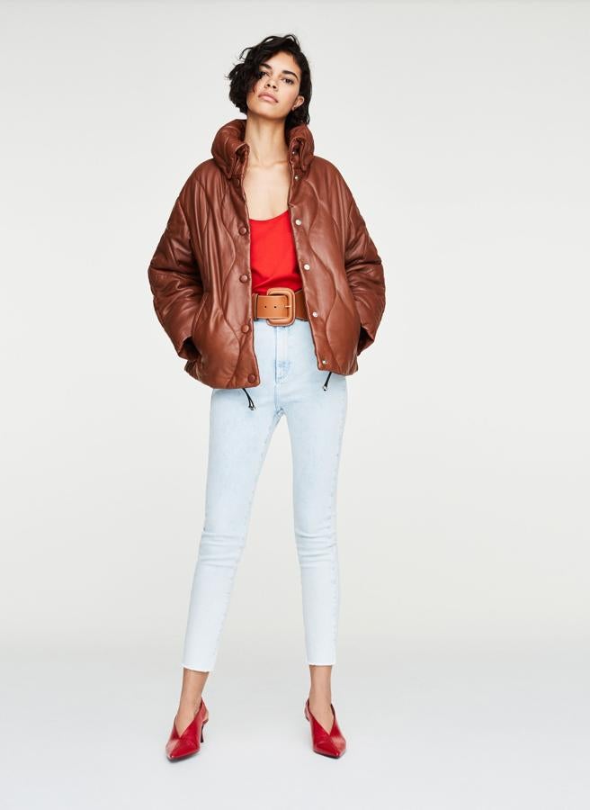 ¿Y qué nos dices de este plumífero con acabado de piel en marrón 'chocolate con leche' de Uterqüe? Su precio es de 359 euros.