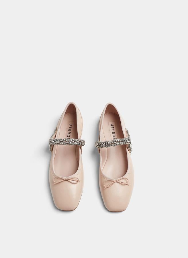 Estas maravillosas piezas no podrían ser de otro lugar. Uterqüe agrega a las clásicas bailarinas detalles en pedrerías que las hacen un zapato joya, una pieza necesaria en nuestro armario. Precio:79 euros.