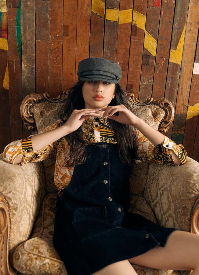 Versace de los 90 está de moda y te puedes hacer con una pieza casi idéntica y en versión 'low cost'. Si te quedaba duda que este era el estampado de moda, Primark lo confirma. Gorra 6 euros, camisa 13 euros.