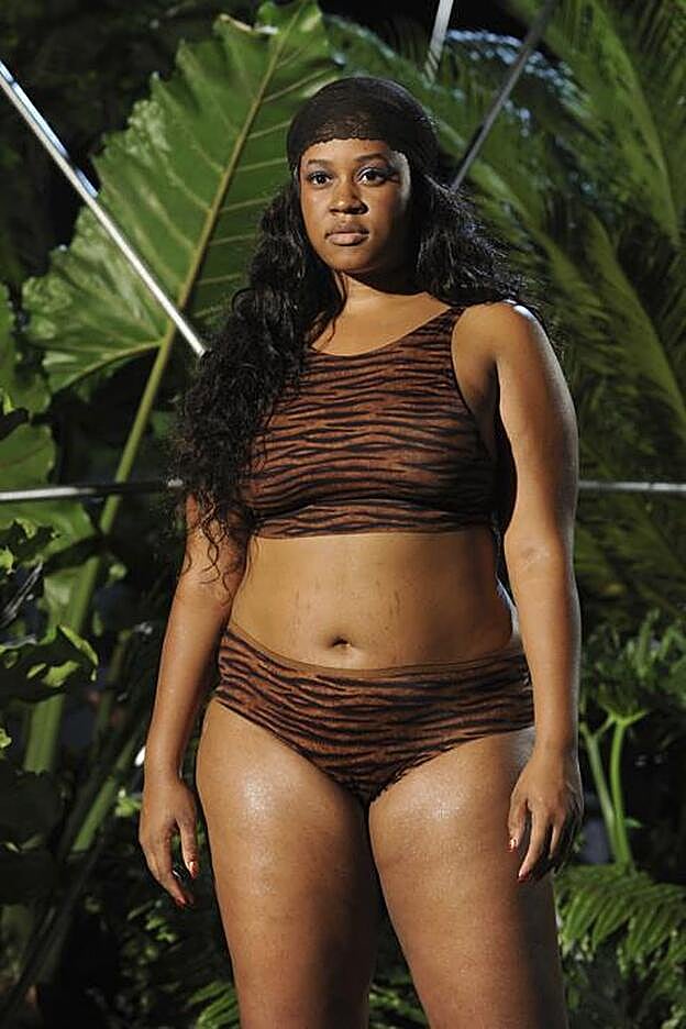 Una modelo de tallas grandes en el desfile de Fenty.