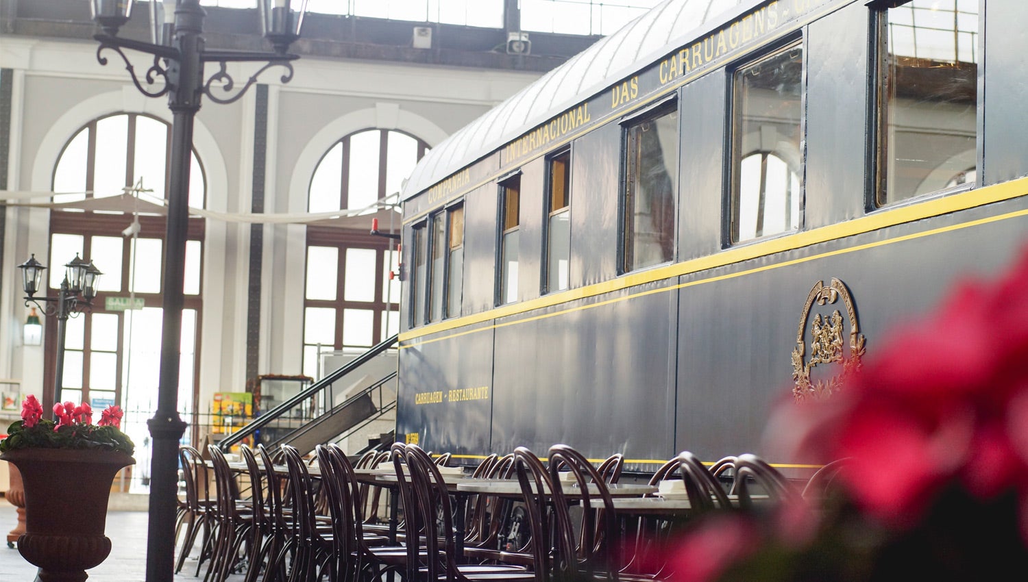 Gastrorail, el nuevo restaurante del Museo del Ferrocarril de Madrid, nos invita a viajar al pasado disfrutando de sus platos a bordo de dos antiguos coches que pertenecieron a la mítica Compagnie Internationale des Wagons-Lits (CIWL), impulsora del Orient Express a finales del siglo XIX, y ofreciendo una experiencia única en un coche en el que cada elemento, desde la carta hasta la vajilla o la mantelería, se ha cuidado al detalle.