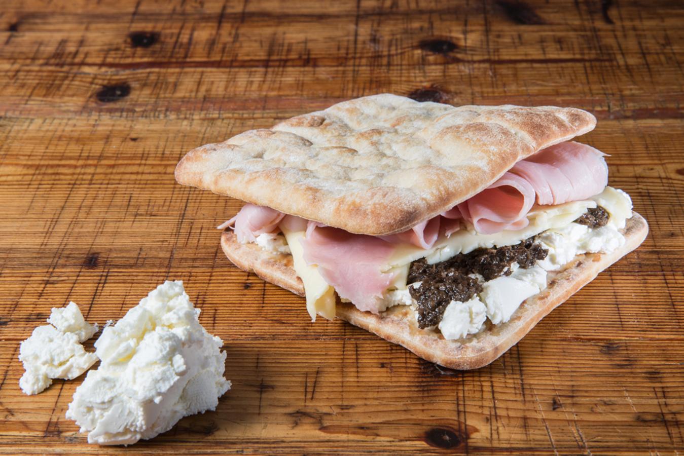 Comida sana y de temporada, entre la oferta de Magasand (en la Travesía de San Mateo, 16; en la Calle Columela, 4 o en la Calle Tomás Bretón, 52) nos quedamos con su famoso sándwich biquini de pan polar de centeno, mascarpone, crema trufata, queso Havarty y jamón cocido, con un toque de otoño perfectoen su trufa el toque para que sea un bocado adictivo.
