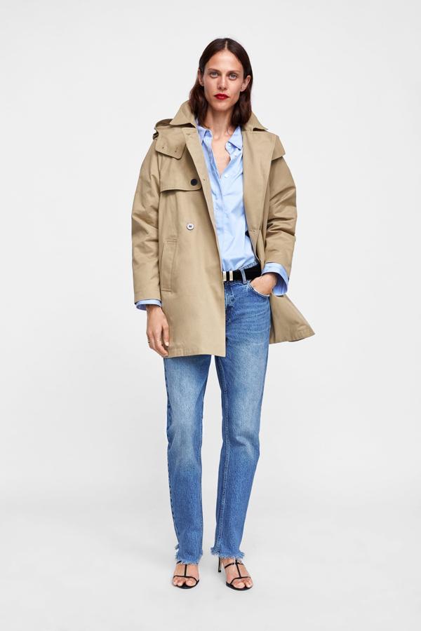 Entre parka y gabardina, esta es de Zara (49,95 euros).