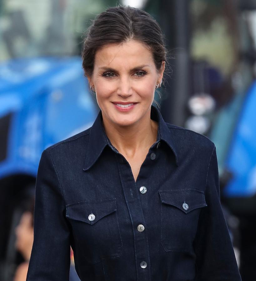 Parece que con este moño, algo deshecho y con la raya marcada de forma muy natural, la Reina ha querido lucir una imagen más casual de lo habitual. Eso sí, la máscara de pestañas negra y un tono nude en sus labios nunca pueden faltar.