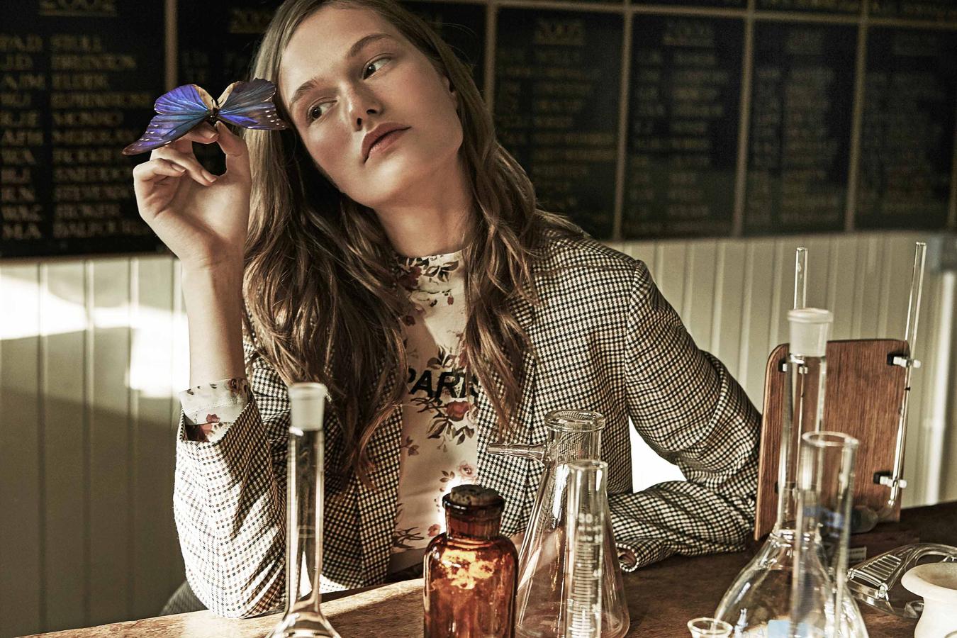 ¿Te atreves a combinar los cuadros y las flores?