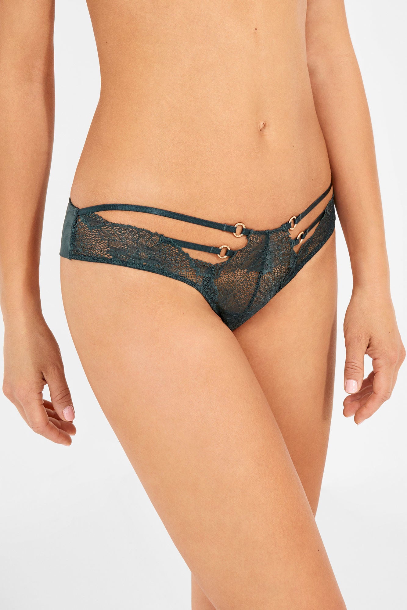 Braguita brasileña con tiras y encaje de Women Secret: 12,99 euros.