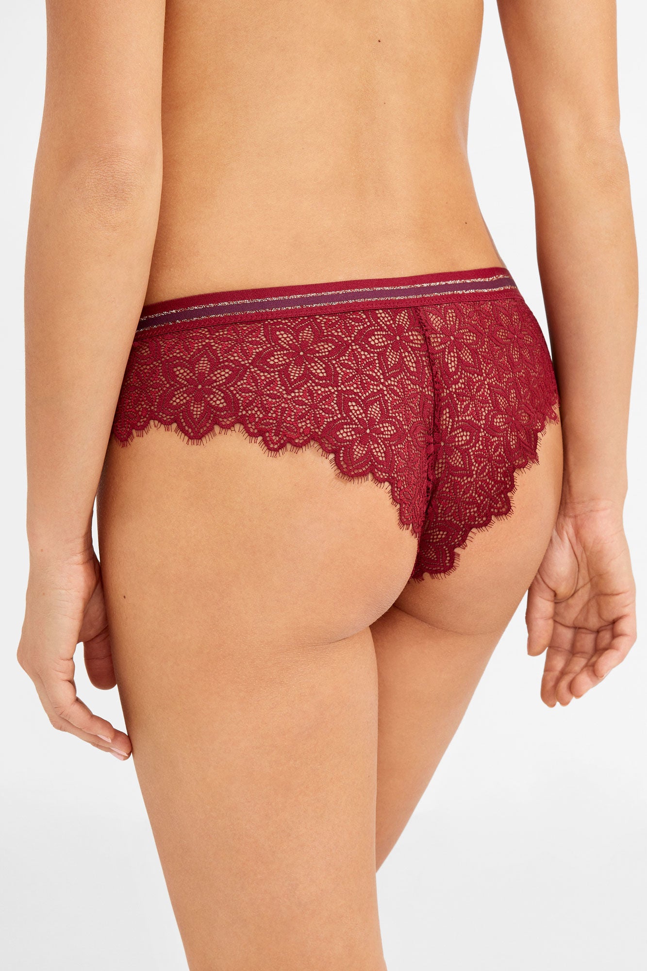 Braguita brasileña de encaje de Women Secret: 12,99 euros.