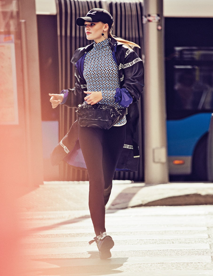 Leggins negros de El Corte Inglés, top de Sportmax y cortavientos de Sportmax Code. La riñonera es de Chanel; las zapatillas, de Adidas; y la gorra, de Karl Lagerfeld.