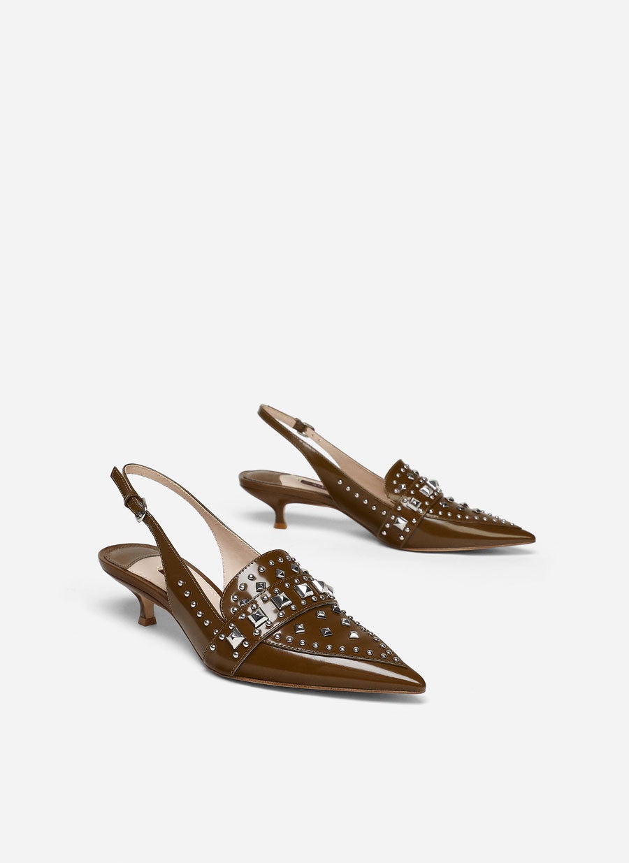 Zapato marrón con tachas de Uterqüe: 99 euros.