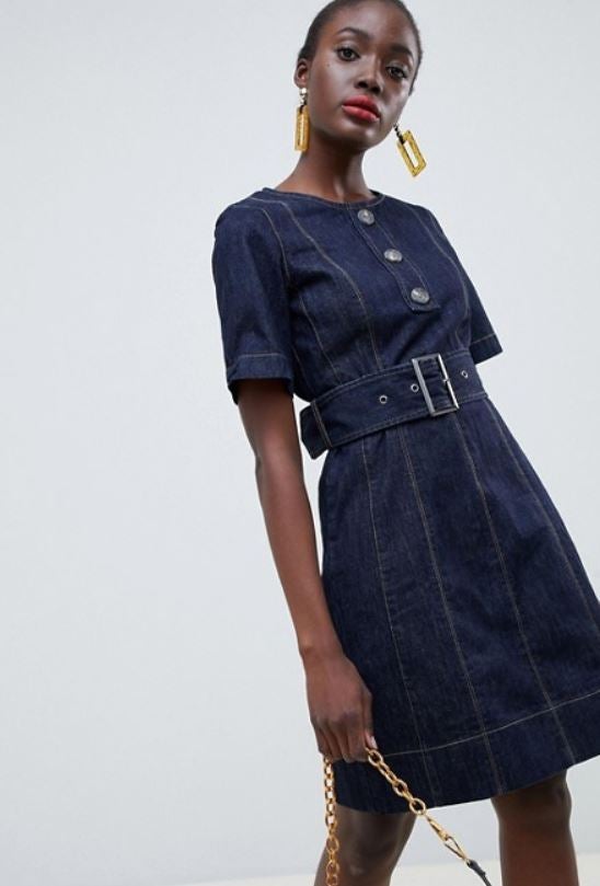 Toque mod. Ese gran cinturón y la línea ligeramente A nos recuerdan a los años 60 (Warehouse, 77,99 euros).