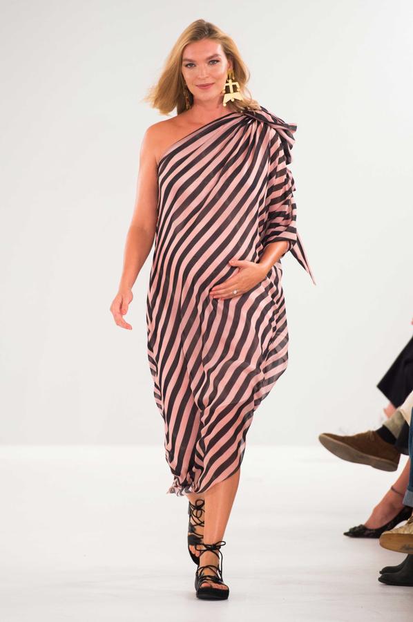 Temperley London P/V 2019. La modelo Arizona Muse desfiló embarazada para esta firma inglesa, como hizo ya Lily Aldridge en el desfile de Brandon Maxwell, en la  Semana de la Moda de Nueva York .