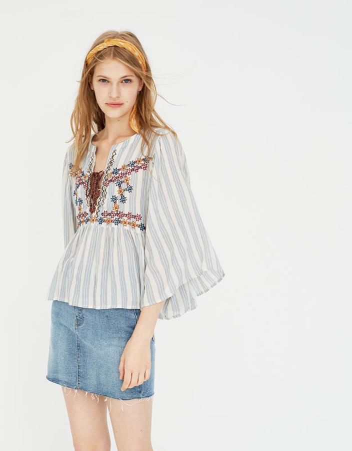 Blusa de manga ancha con bordados, 22,99 euros.