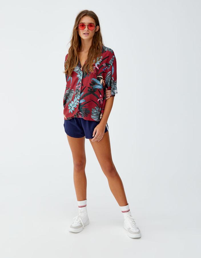 Camisa hawaiana en color burdeos, 25,99 euros.