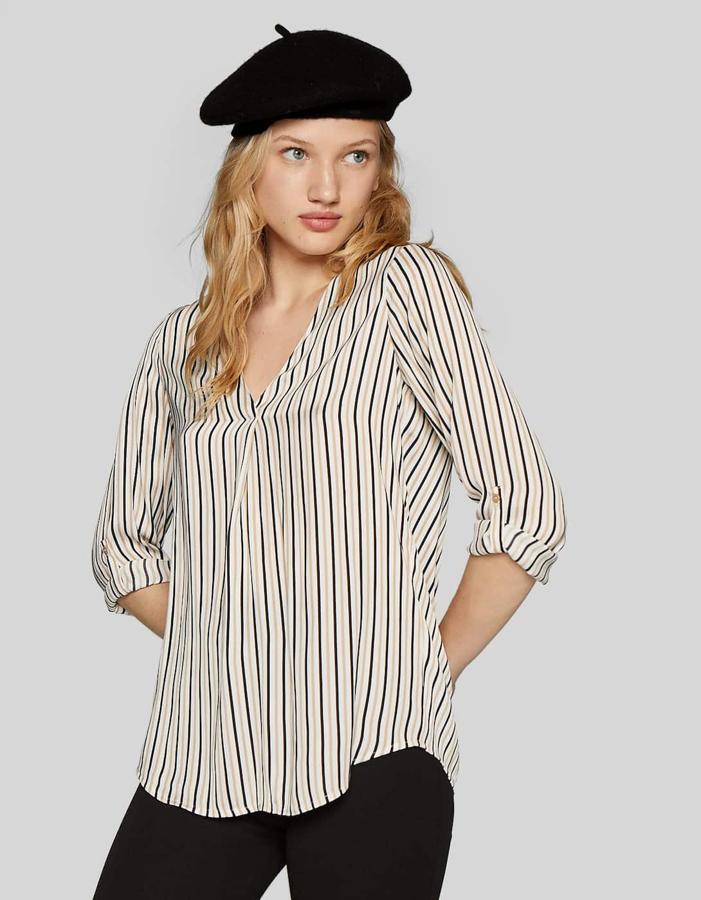 Camisa larga con cuello en pico y rayas verticales, 17,99 euros.