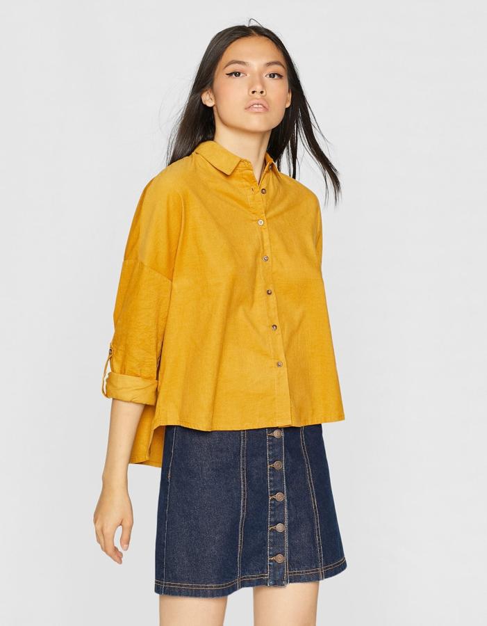 Camisa 'oversize' de pana, 19,99 euros.