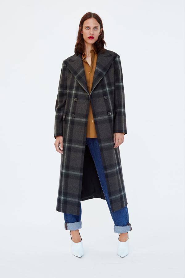 Zara siempre apunta un poco más bajo con las prendas de abrigo: su intención no es epatar sino convencer. Este abrigo de hechuras clásicas lo consigue (149 euros).