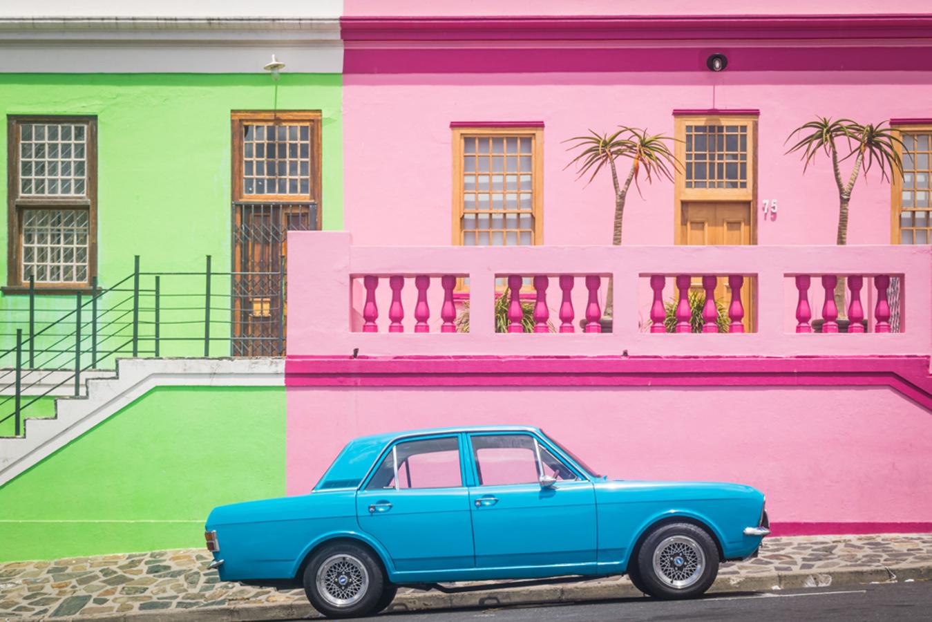 No es La Habana Vieja, en Cuba, es el barrio de Bo Kapp, en la dinámica y vibrante Ciudad del Cabo, en Sudáfrica. Antes conocido como 'Barrio de Malay' enamora y sorprende a los visitantes por su impresionante colorido, convirtiéndolo en uno de los vecindarios más 'instagrameables' del mundo. Si, además, tienes la suerte de ir en Carnaval (el 2 de enero), conseguirás unas fotos que te convertirán en la reina indiscutible de Instagram.