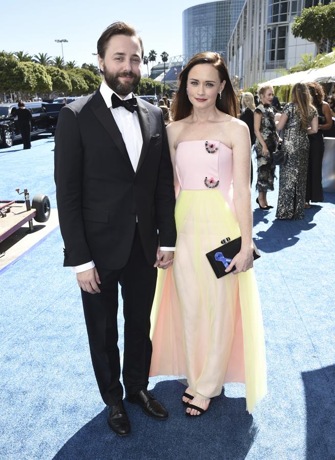 Alexis Bledel, vestida de Delpozo junto a su esposo Vincent Kartheiser.