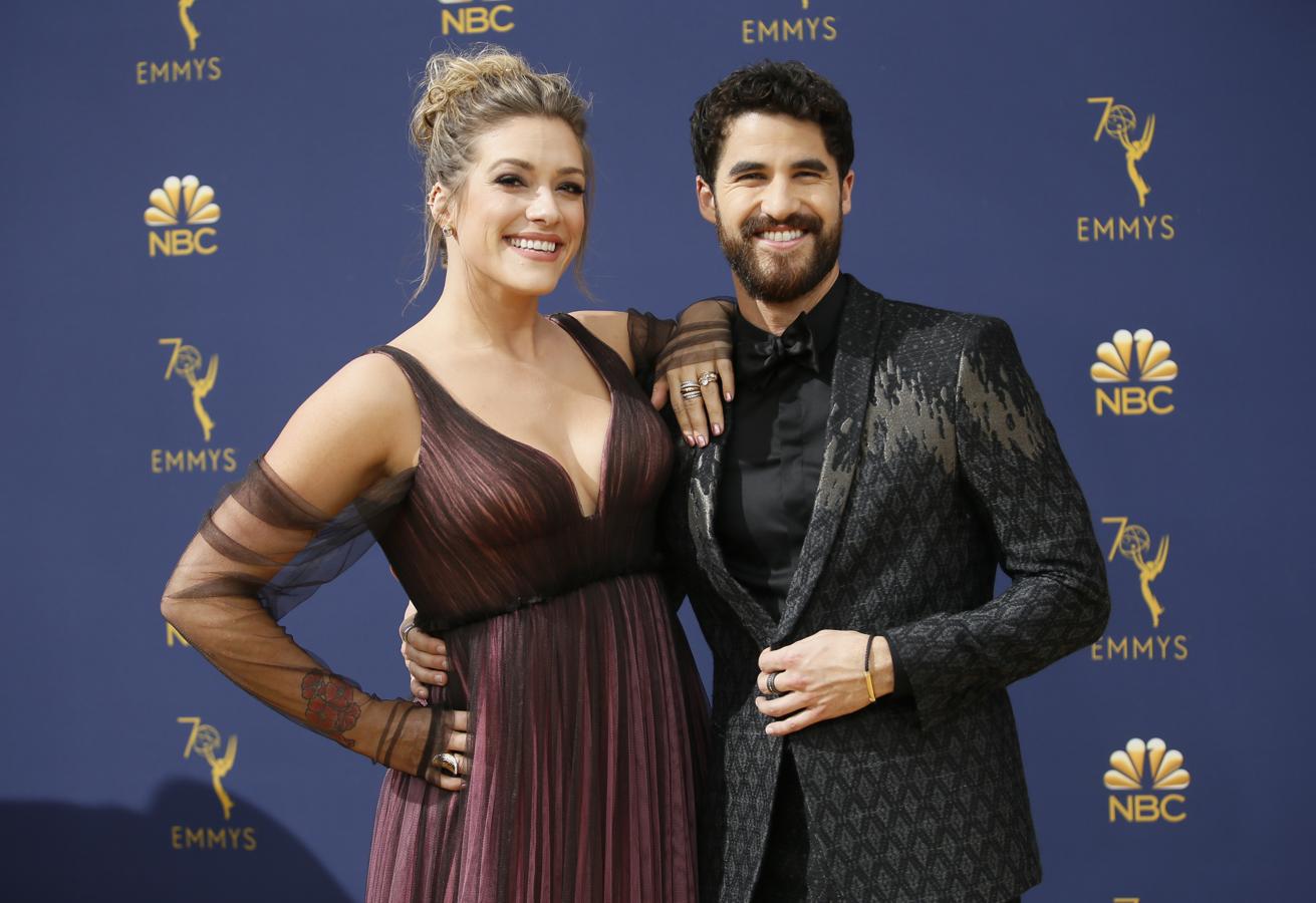 Mia Swier y Darren Criss.