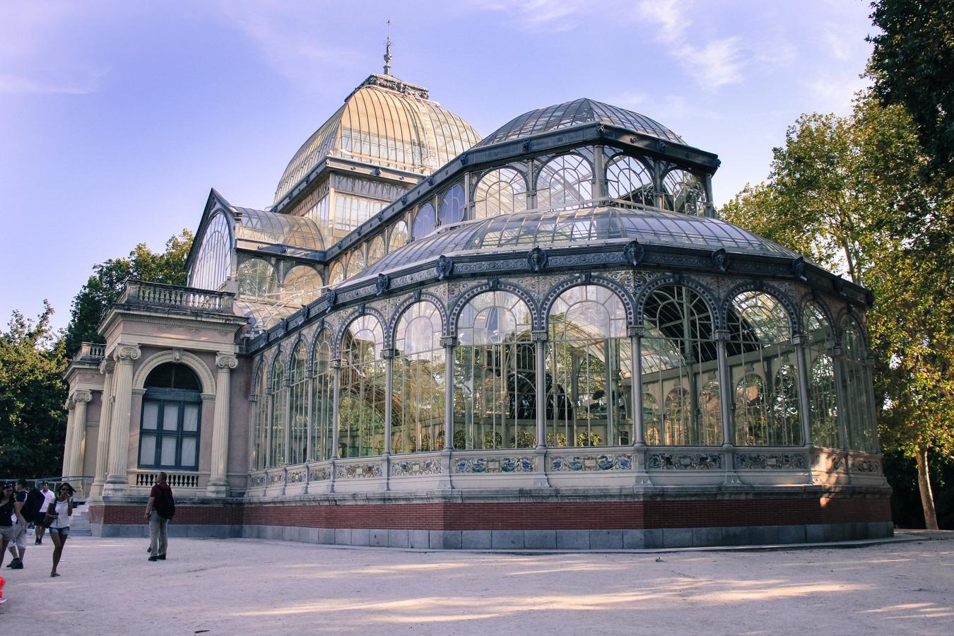 Hay miles de rincones 'instagrameables' en Madrid, pero de todos ellos, el Palacio de Cristal del Parque de El Retiro, es uno de nuestros favoritos, ya que en cada estación tiene una luz y unos colores diferentes. Eso sí, los tintes naranja y amarillo en las hojas de los árboles durante el otoño dan una luminosidad increíble, sobre todo cuando llega la puesta al sol.