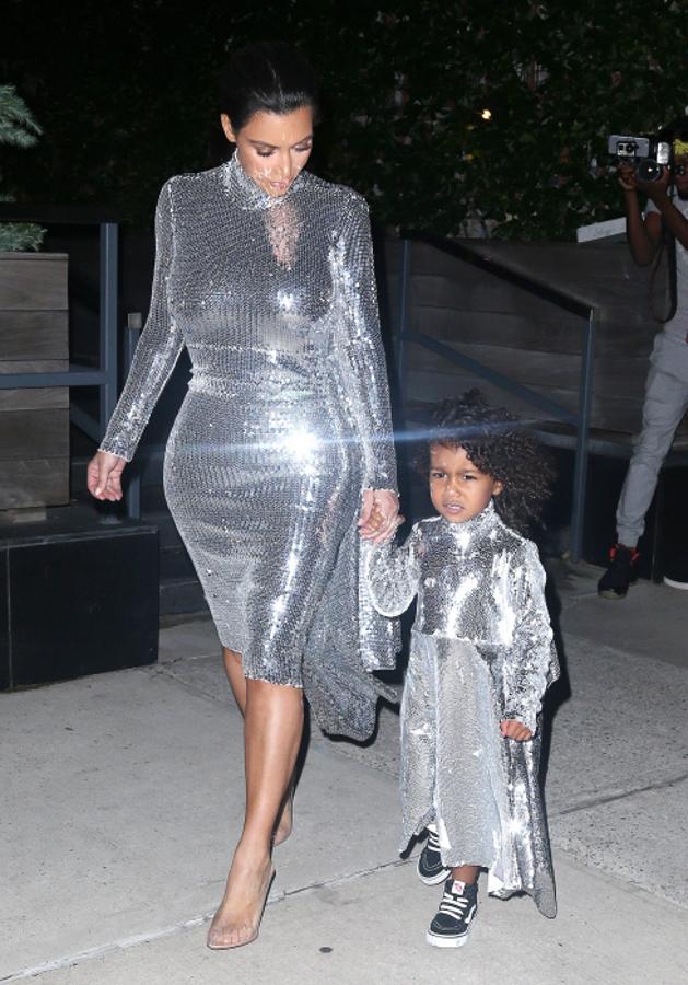 Kim Kardashian es consciente de que su hija, North West, es una auténtica 'icono de estilo': "teníais que verla vistiéndose ella misma. Adora la moda y adora arreglarse".