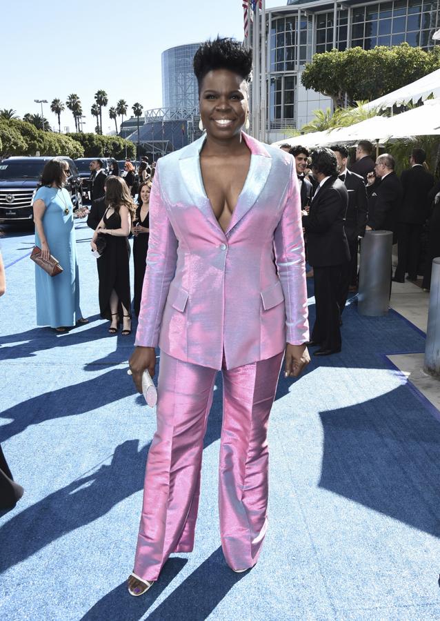 Hace unos días te contábamos que  el traje de inspiración masculina era el nuevo vestido  de gala, pero una cosa es eso, y otra, este diseño tornasolado de Christina Siriano que lleva Leslie Jones.