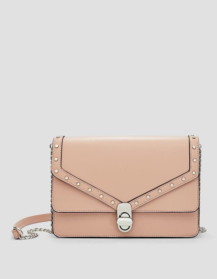 Este bolso de Stradivarius es modesto en precio (19,99 euros) pero efectivo en su diseño: la cadena y los pequeños adornos metálicos lo convierten en una opción más que buena para los looks de oficina.