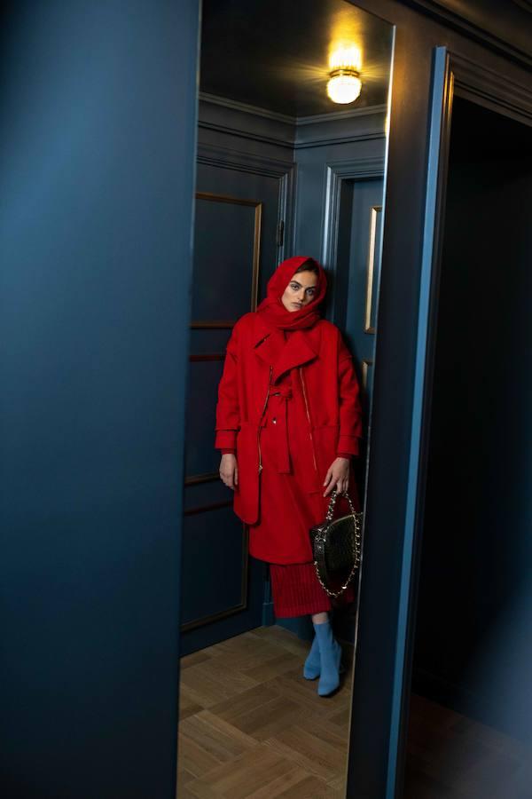 La nueva caperucita roja mezcla el rojo con botines de color.