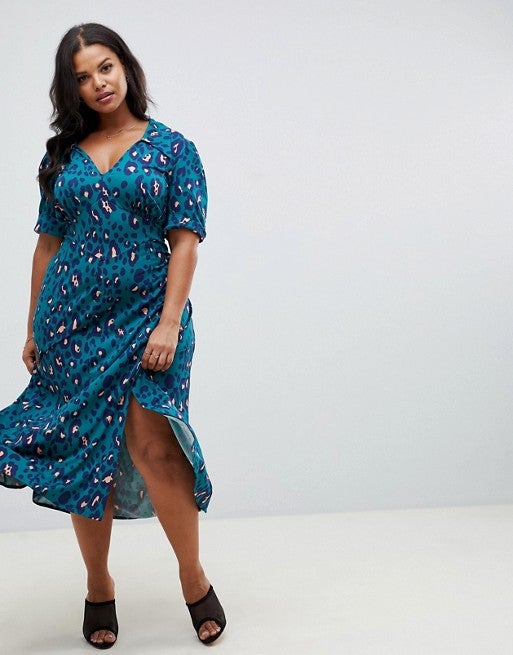 Verde azulado o azul verdoso: el corte en línea A favorece todas las siluetas (Asos Design, 44,99 euros).