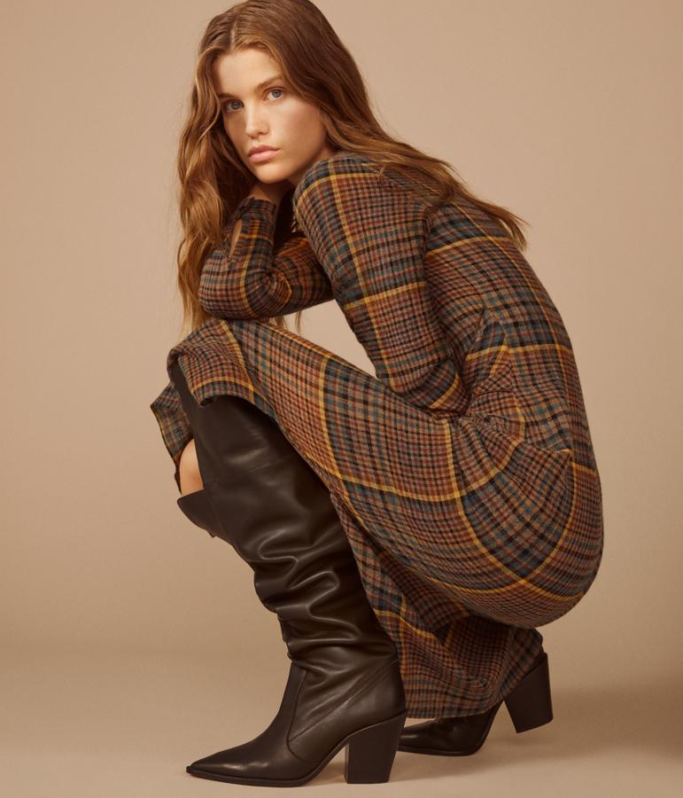 Si hasta  la Reina Letizia se ha sumado a esta tendencia , ¿cómo vas a poder resistirte tú? Si no te atreves con el 'total look', ve empezando por los complementos, como estas botas de Mango...