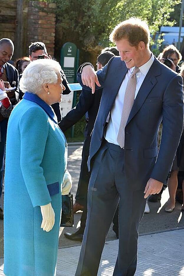 La reina Isabel II junto a su nieto, el príncipe Harry.