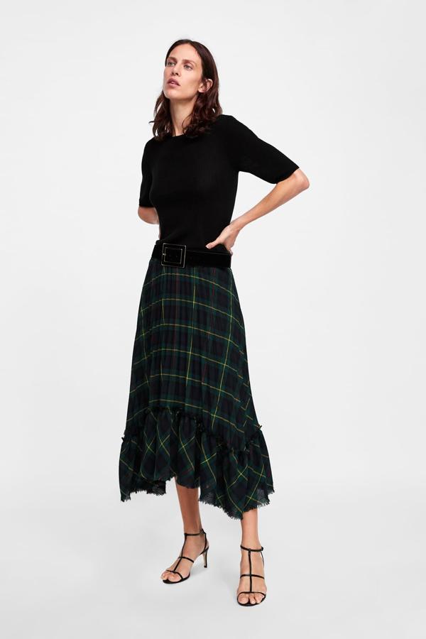 Falda asimétrica y con vuelo. Esta versión a cuadros nos encanta porque define la cintura y le añaden movimiento y sofisticación a tu figura. Precio: 39,95 euros.