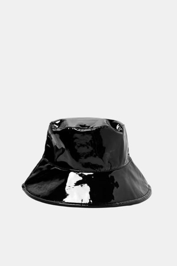 Gorro de lluvia efecto vinilo, 15,95 euros.