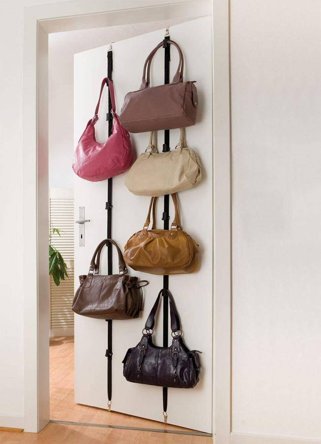 Si no tienes la suerte de tener el armario para bolsos de Kylie Jenner, este colgador es ideal. No ocupa espacio y mantendrá tus bolsos cuidados. El accesorio se sujeta a la puerta y los ganchos son ajustables a la altura que prefieras. Precio: 14,99 euros.