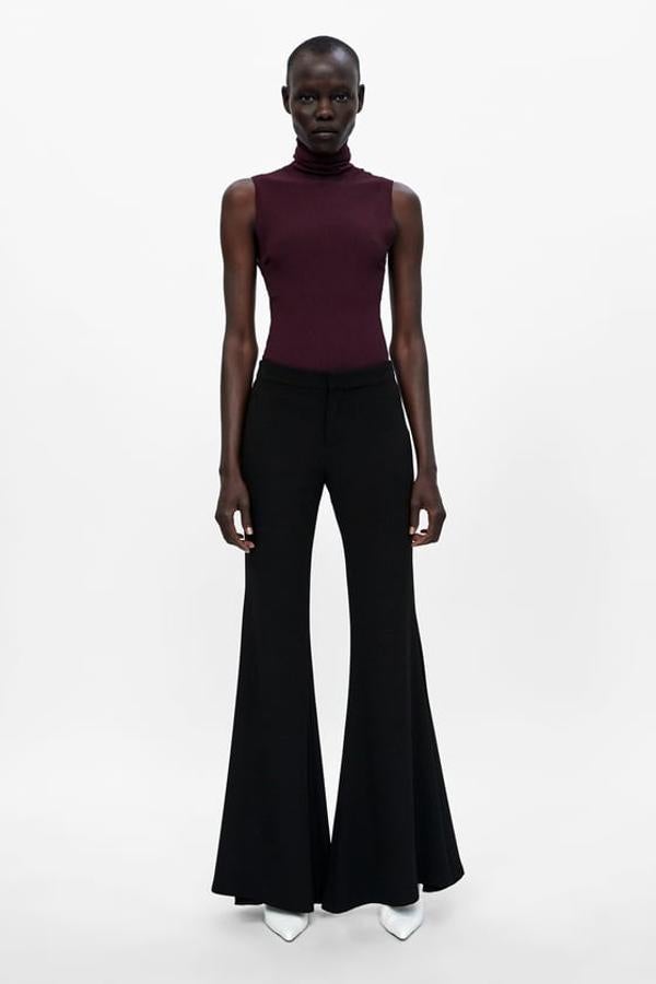 Pantalón de campana en color negro, 39,95 euros.