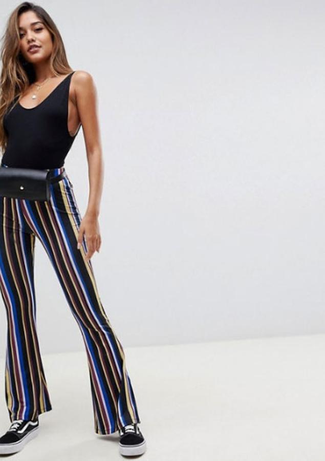 Pantalones acampanados con estampado de rayas multicolor, 23,99 euros.