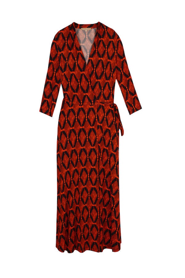 Este 'wrap dress' con estampado negro sobre fondo rojo le sentaría de maravilla a Paula Echevarría. Precio: 169.90 euros.